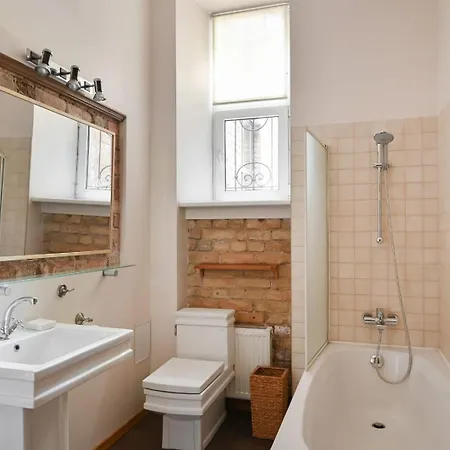 Spacious 82 M2 2 Bedroom Flat And Roof Terrace In The Heart Of *