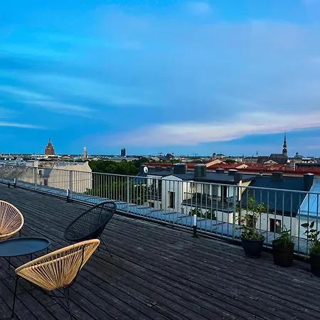 Spacious 82 M2 2 Bedroom Flat And Roof Terrace In The Heart Of